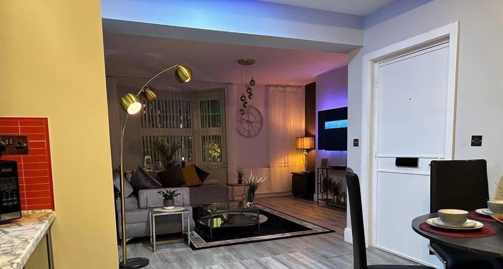 Lush Jacuzzi 2 Bedrooms With Balcony & Parking Apartment Birmingham
