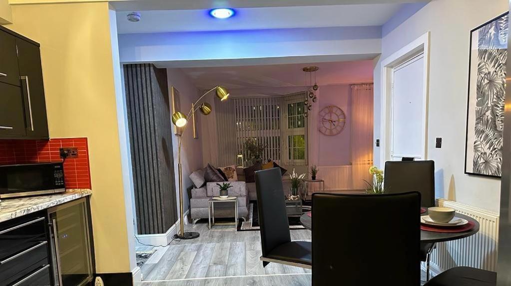 Apartment Lush Jacuzzi 2 Bedrooms With Balcony & Parking