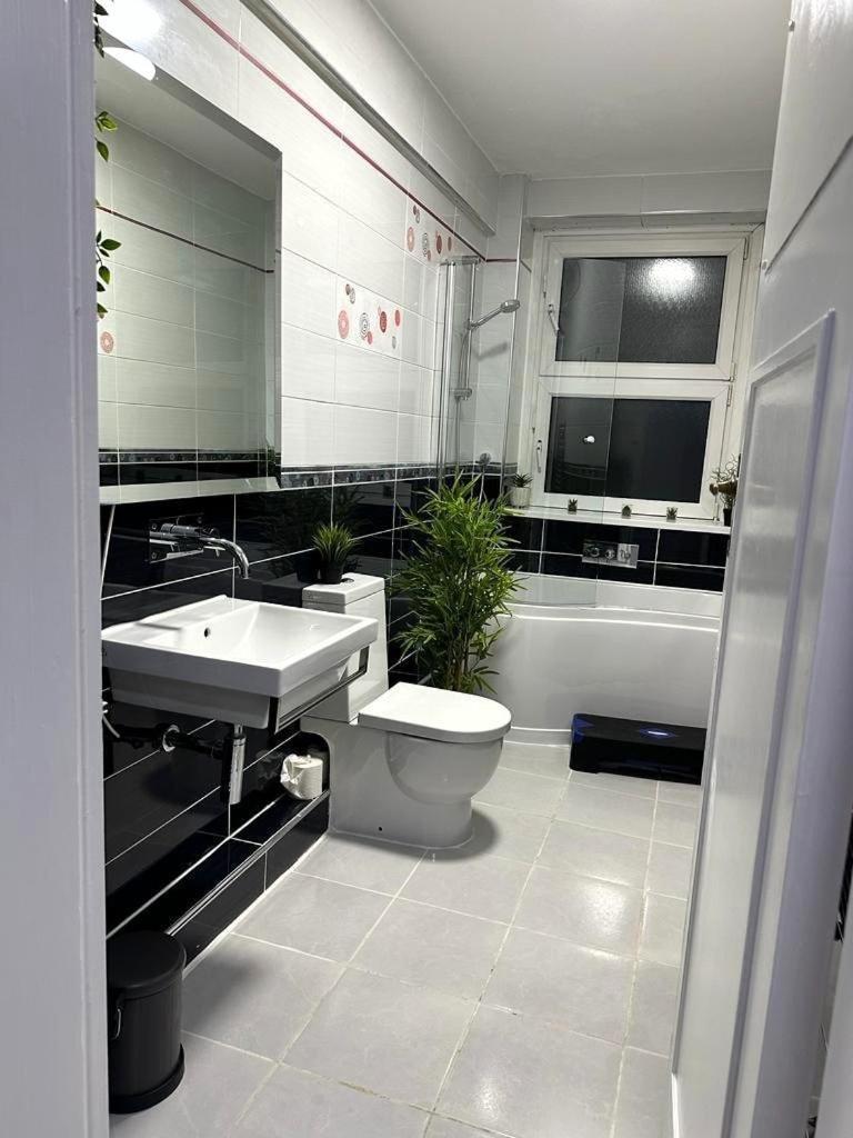 Apartment Lush Jacuzzi 2 Bedrooms With Balcony & Parking Birmingham