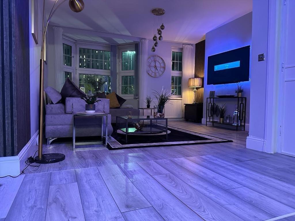 Lush Jacuzzi 2 Bedrooms With Balcony & Parking Apartment