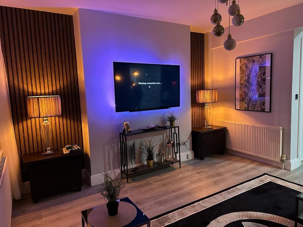 Apartment Lush Jacuzzi 2 Bedrooms With Balcony & Parking Birmingham