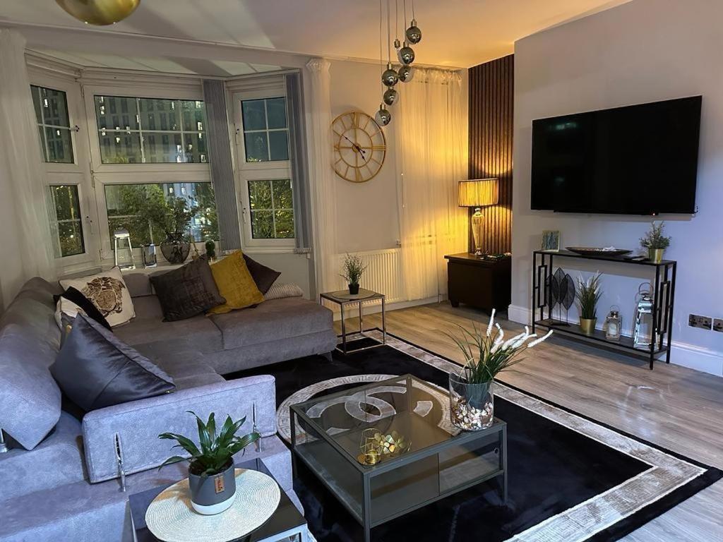 Lush Jacuzzi 2 Bedrooms With Balcony & Parking * Birmingham