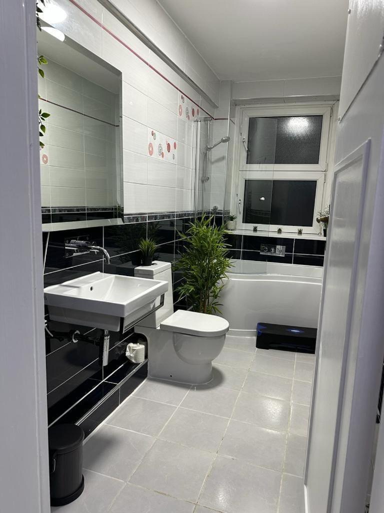 Lush Jacuzzi 2 Bedrooms With Balcony & Parking Apartment *