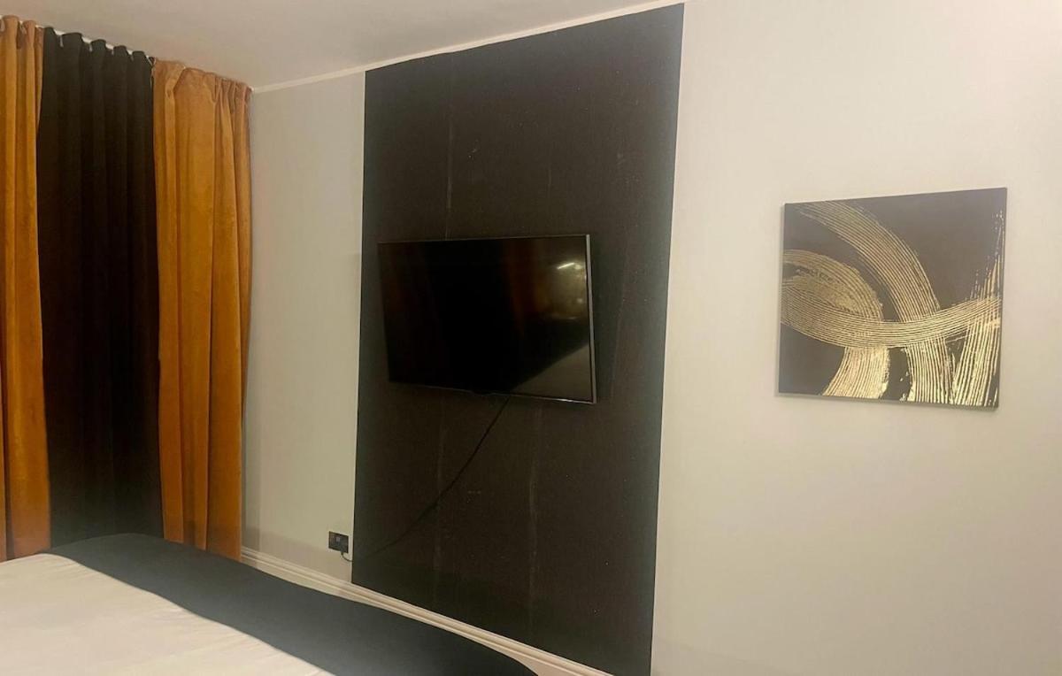 Lush Jacuzzi 2 Bedrooms With Balcony & Parking Apartment Birmingham