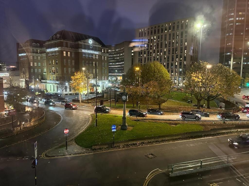 Lush Jacuzzi 2 Bedrooms With Balcony & Parking Birmingham