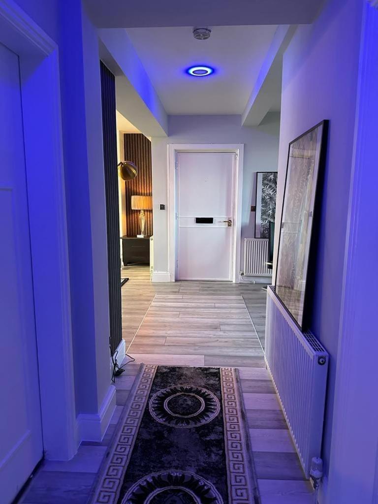 Lush Jacuzzi 2 Bedrooms With Balcony & Parking Apartment Birmingham
