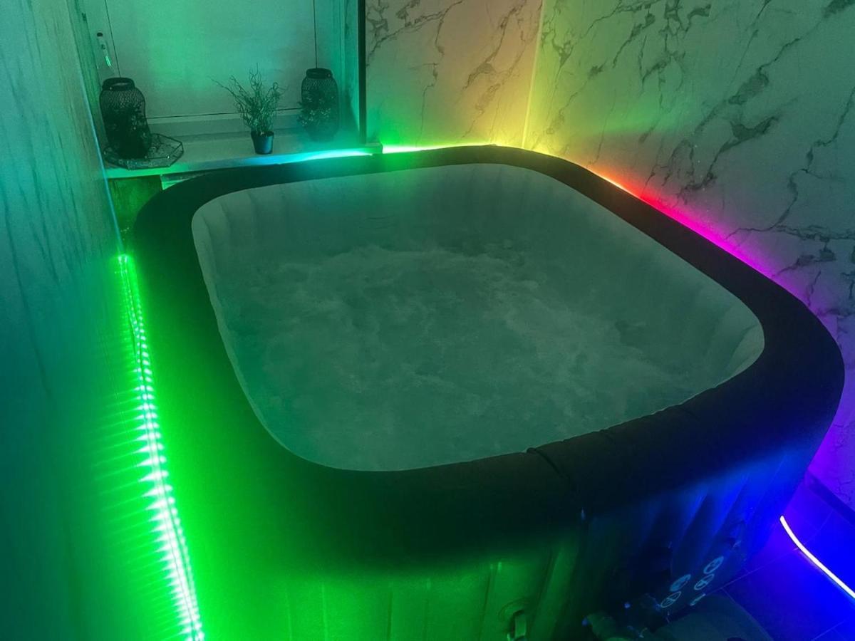 Lush Jacuzzi 2 Bedrooms With Balcony & Parking * Birmingham