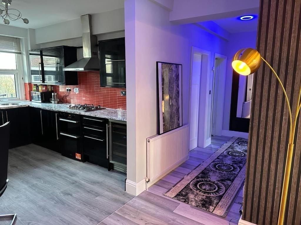 Lush Jacuzzi 2 Bedrooms With Balcony & Parking Apartment