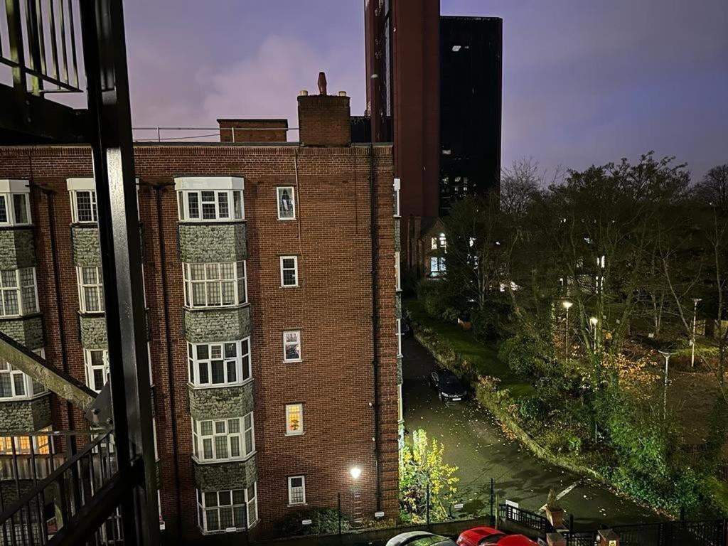 Lush Jacuzzi 2 Bedrooms With Balcony & Parking Apartment *