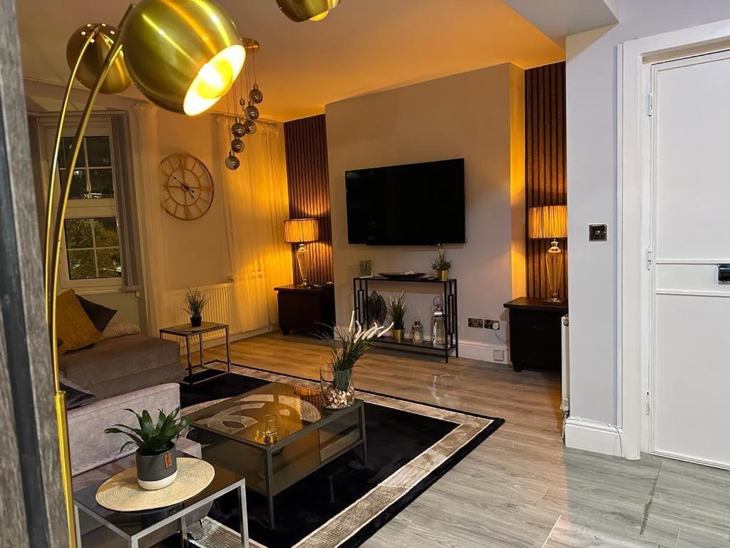 Lush Jacuzzi 2 Bedrooms With Balcony & Parking Birmingham